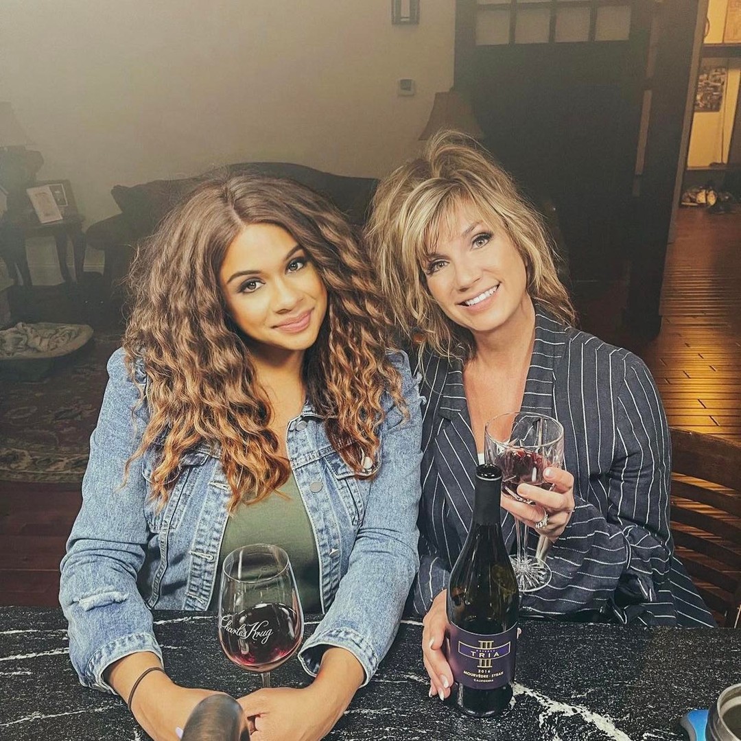 F is for Friendship 💜 #NationalBestFriendsDay Today’s the day to enjoy a little one-on-one time with your wine bestie. Whether they’re near or far, old or new, tag your wine bestie to set up a virtual or in-person wine date with them!
📸 Wine Guides: @kisha_plus_wine and @uncorkwithkat