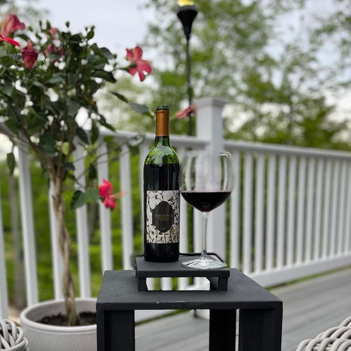 Flores de Beco 🍷 Alentejo Red
Flores de Beco is a bold blend that brings Portugal to your front door. With floral and dark berry aromas followed by jammy fruit flavors and a touch of cocoa, it’s a Portuguese star. 
Stock up on Flores de Beco for porch sippin’ nights 
📸 @winewithblove