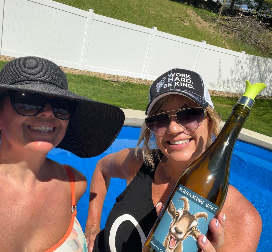 Wine friends are the best kind of friends 💚 Wine Guides Jen and Kathleen are enjoying the weekend while sippin' on 2020 Screaming Goat, Gewürztraminer - A racy, refreshing, and so delicious white wine
📸 @jencappella