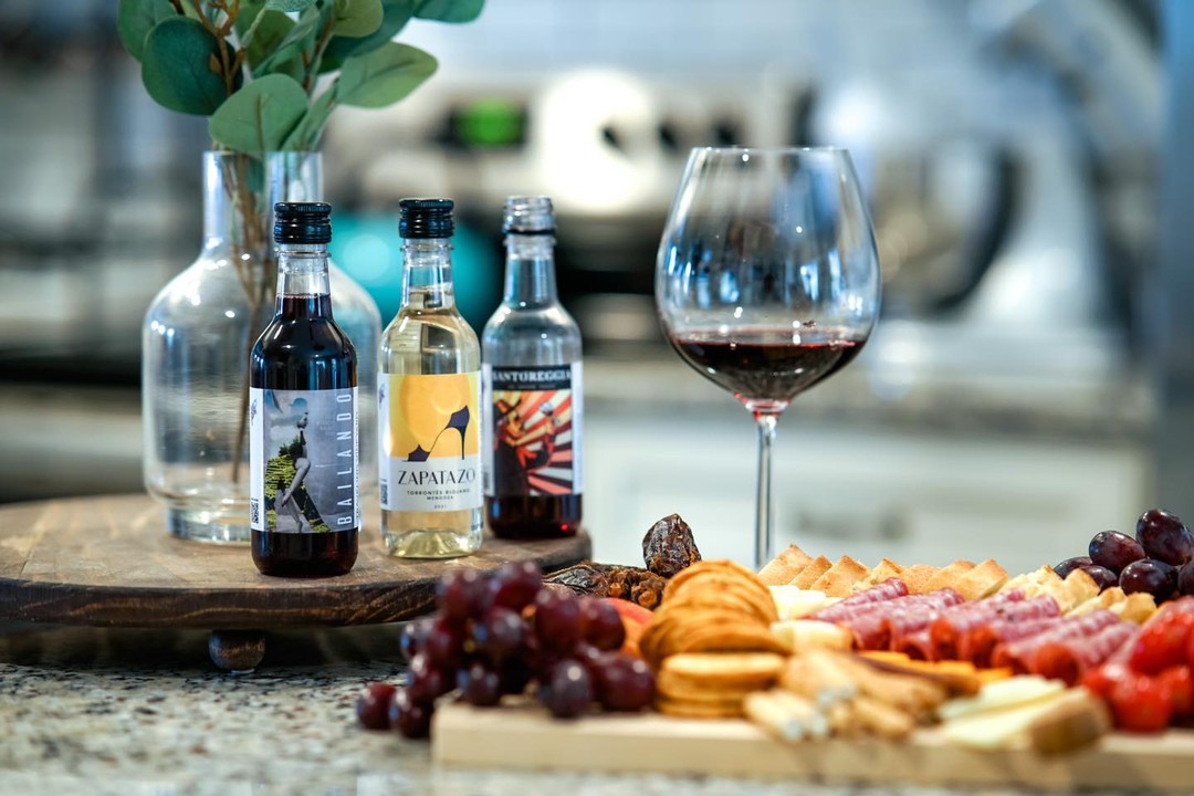 📣 Have you heard?
Our Happy Hour MINI Bottle Tasting Flights are now available! 🙌 Sip into our THREE new releases as a single serve pour—perfect for movie night, pairing with dinner, or when you just need that one glass of wine. 
🛒 add to your cart today! https://www.travelingvineyard.com/product/MINI107/
📸: Wine Guide, Kisha Dlugos | @kisha_plus_wine